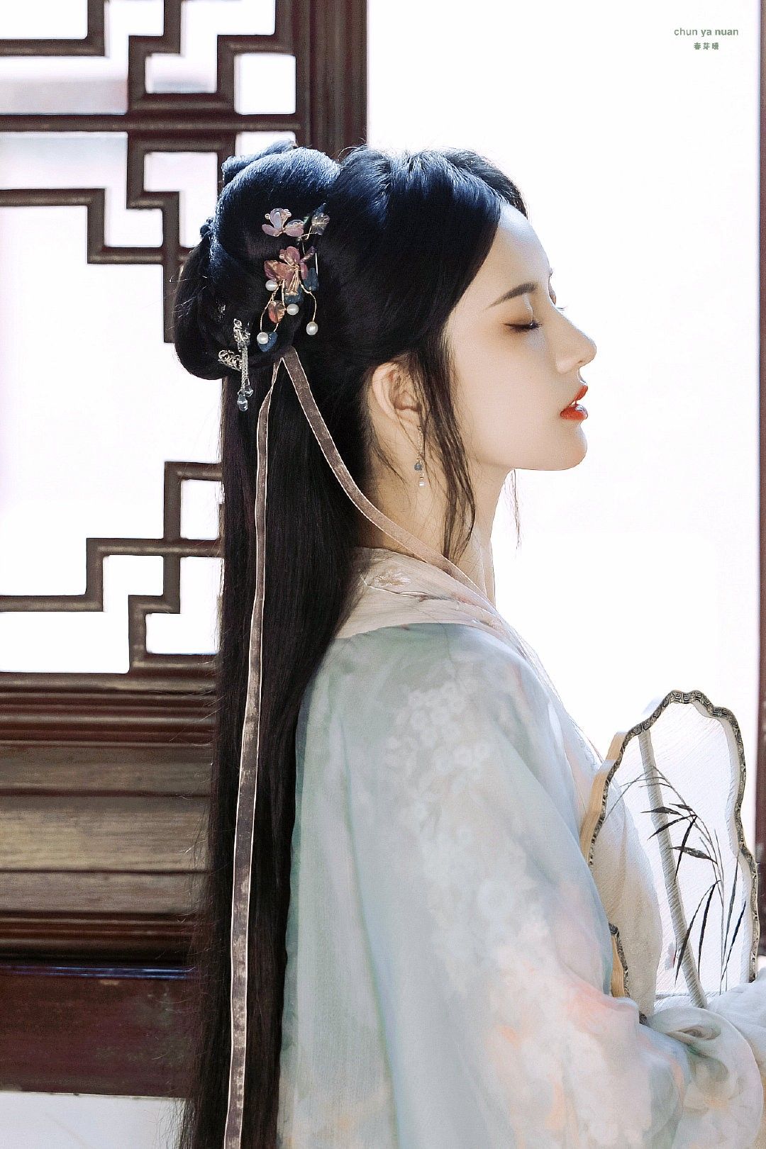 Traditional Chinese-Style Hanfu for Young Girls in Winter