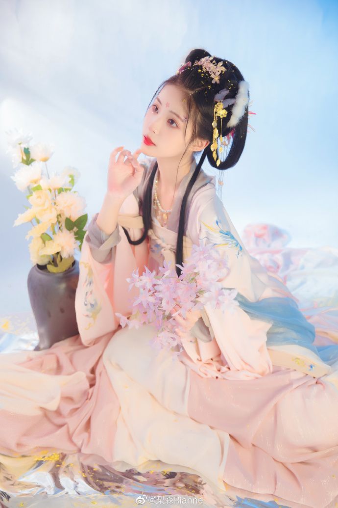 Exquisite Red Cheongsam,Delicate Shawl,and Elegant Cladding:A Fashion Statement of Superior Taste