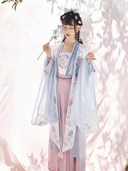Emerald Green Cheongsam:A Tale of Elegance and Heritage Emerald Green Cheongsam:A Tale of Elegance and Heritage