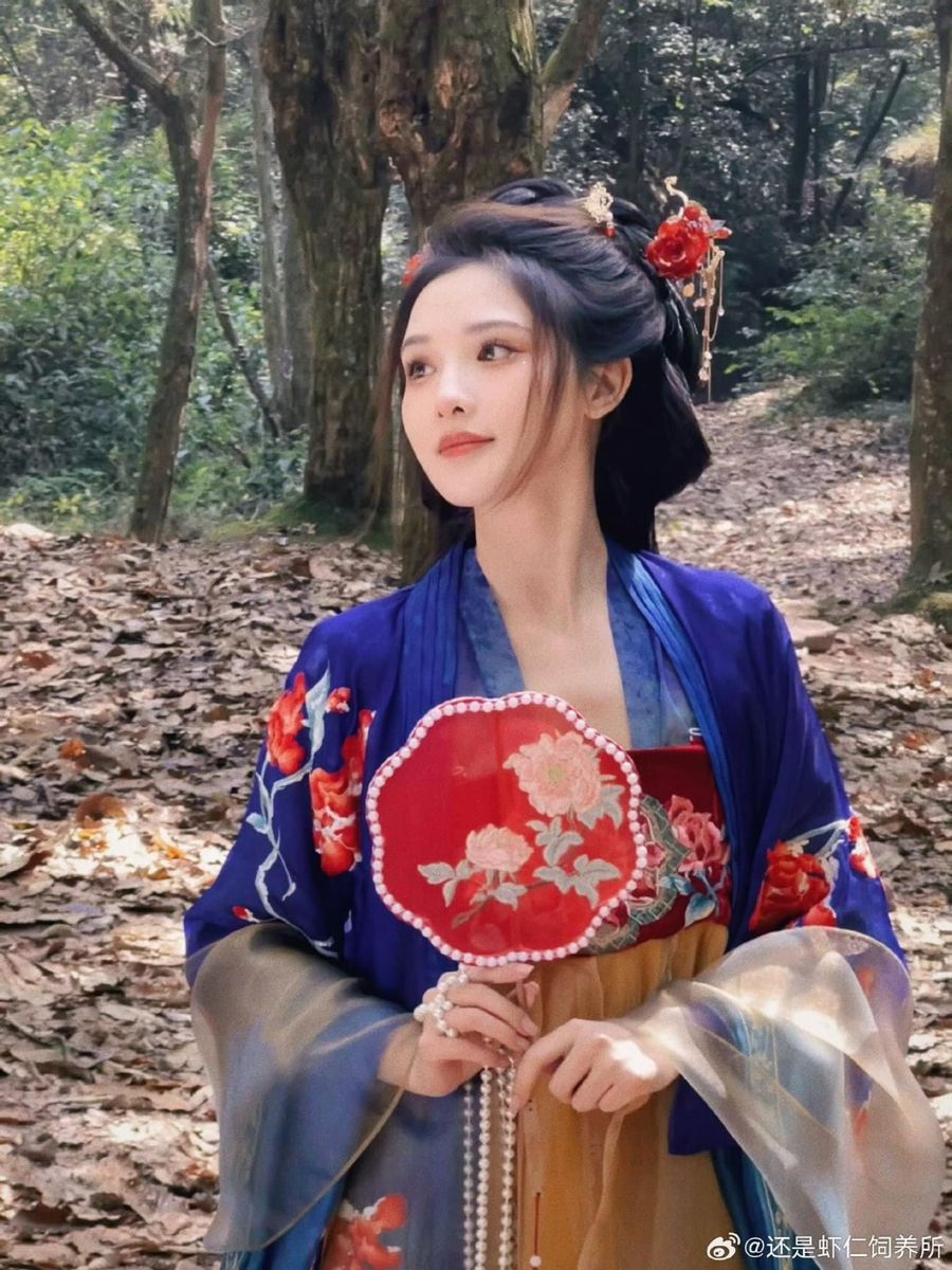 The Charm of White Cross-Collared Hanfu Robes The Charm of White Cross-Collared Hanfu Robes