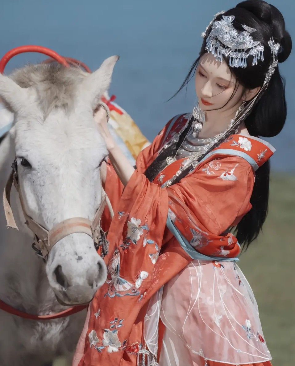 The Splendor of Traditional Hanfu Hair Accessories:The Blooming Flower Style The Splendor of Traditional Hanfu Hair Accessories:The Blooming Flower Style