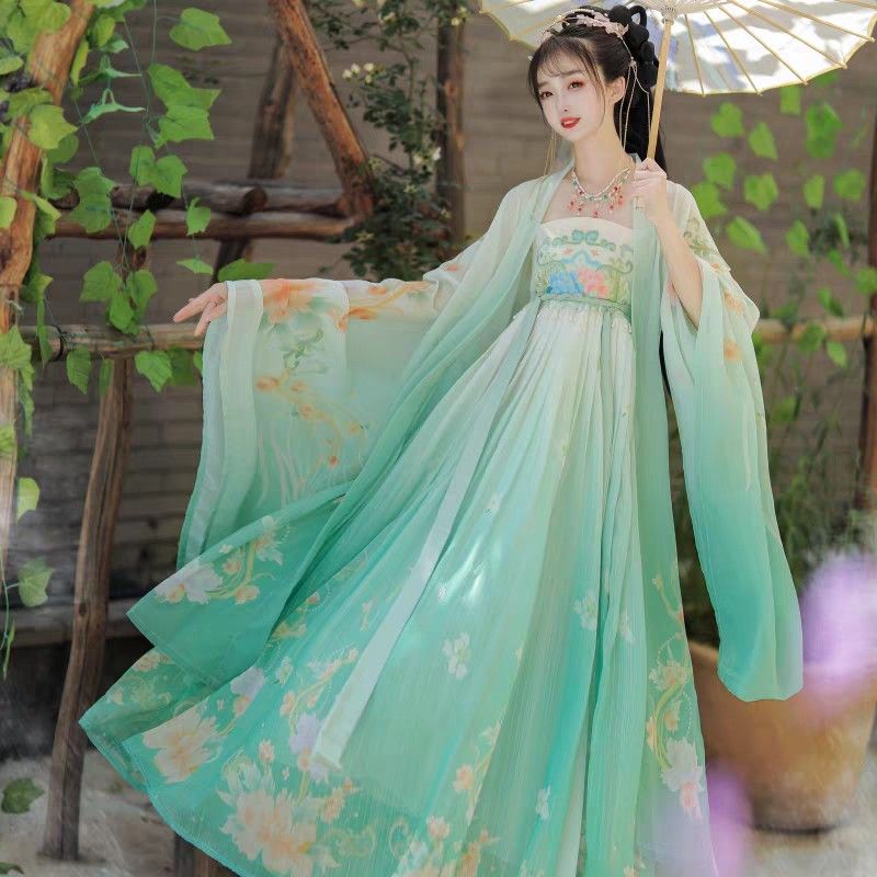 Chinese New Year in Style:Womens Tangzhuang Fashion Chinese New Year in Style:Womens Tangzhuang Fashion