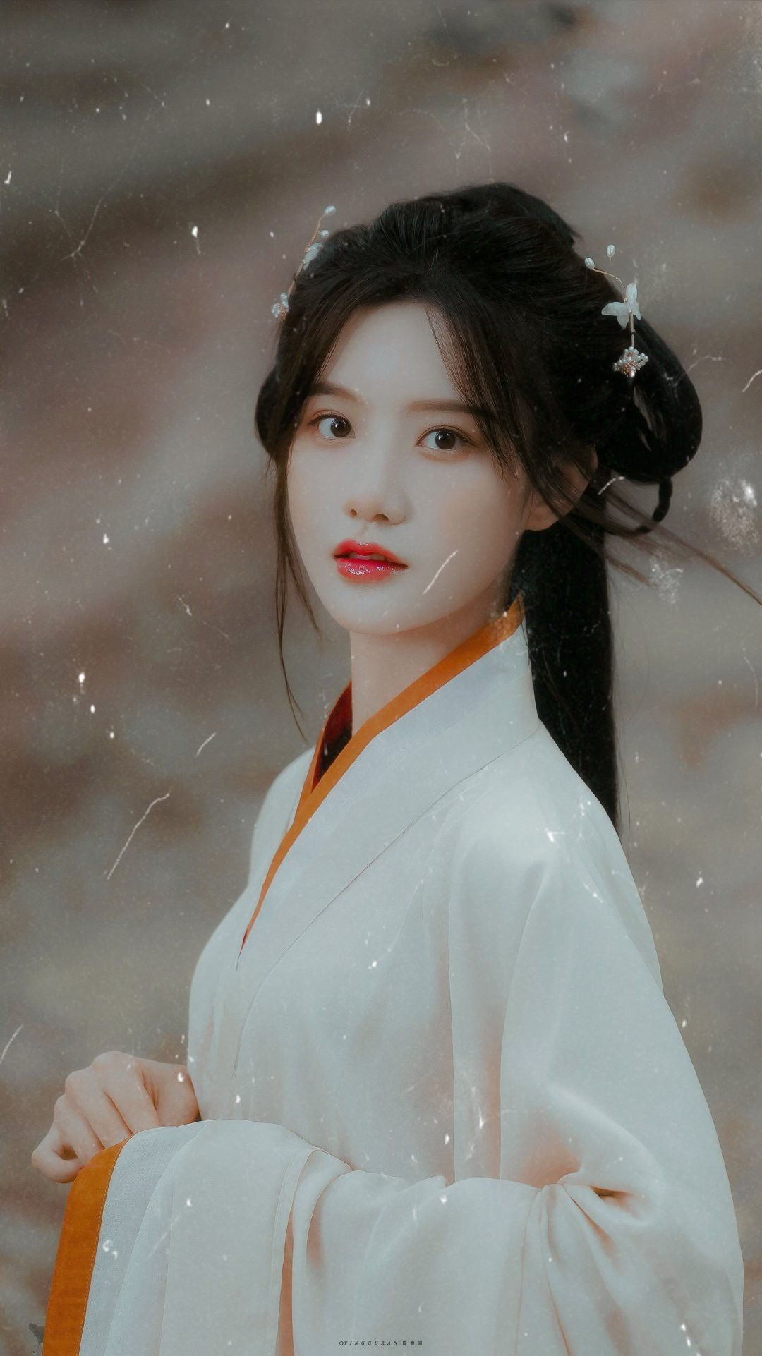Winter Delight:The Enchanting Charm of a Girl Child in Traditional Hanfu and Tang Costumes Winter Delight:The Enchanting Charm of a Girl Child in Traditional Hanfu and Tang Costumes