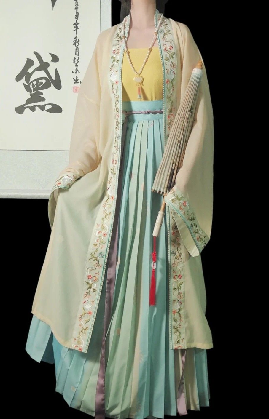 Traditional Charm of Old Beijing Han Shoes for Girls in Hanfu Fashion Traditional Charm of Old Beijing Han Shoes for Girls in Hanfu Fashion