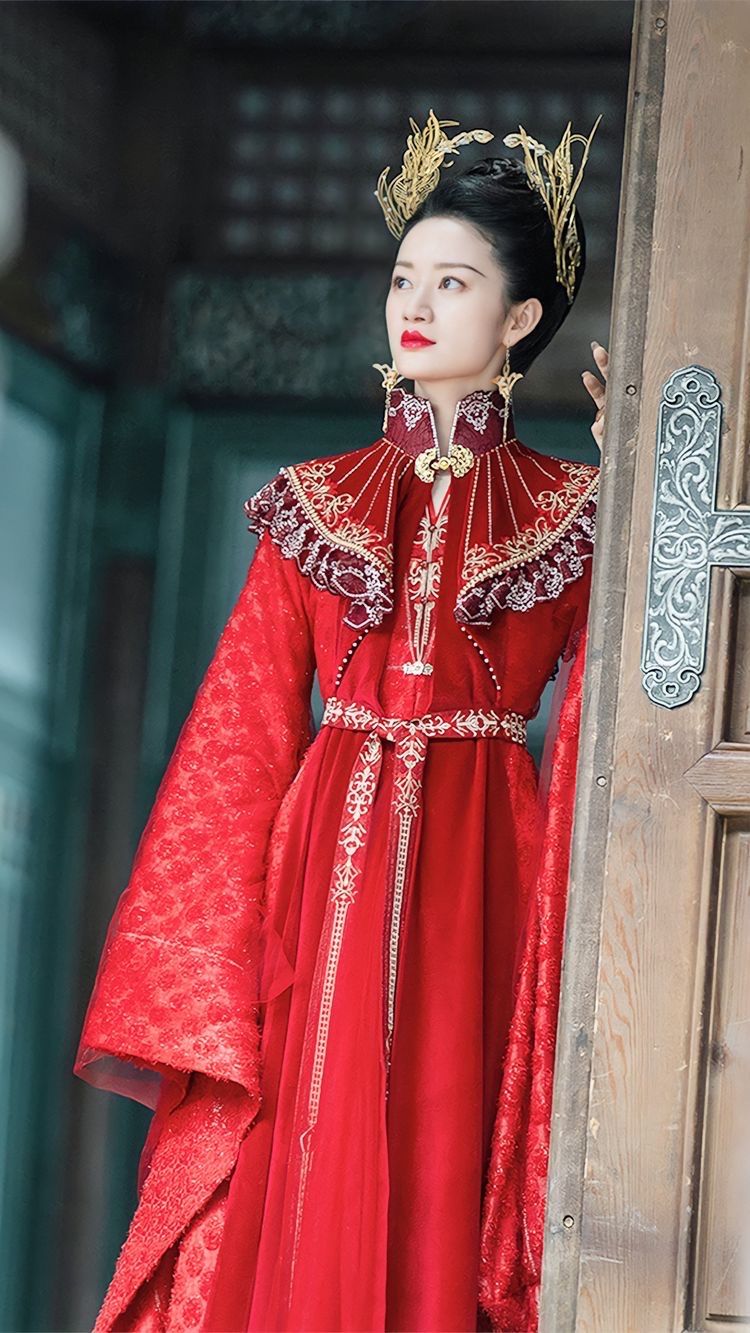 The Charm of Red-Shirted and Black-Skirted Horseface Dress Set The Charm of Red-Shirted and Black-Skirted Horseface Dress Set