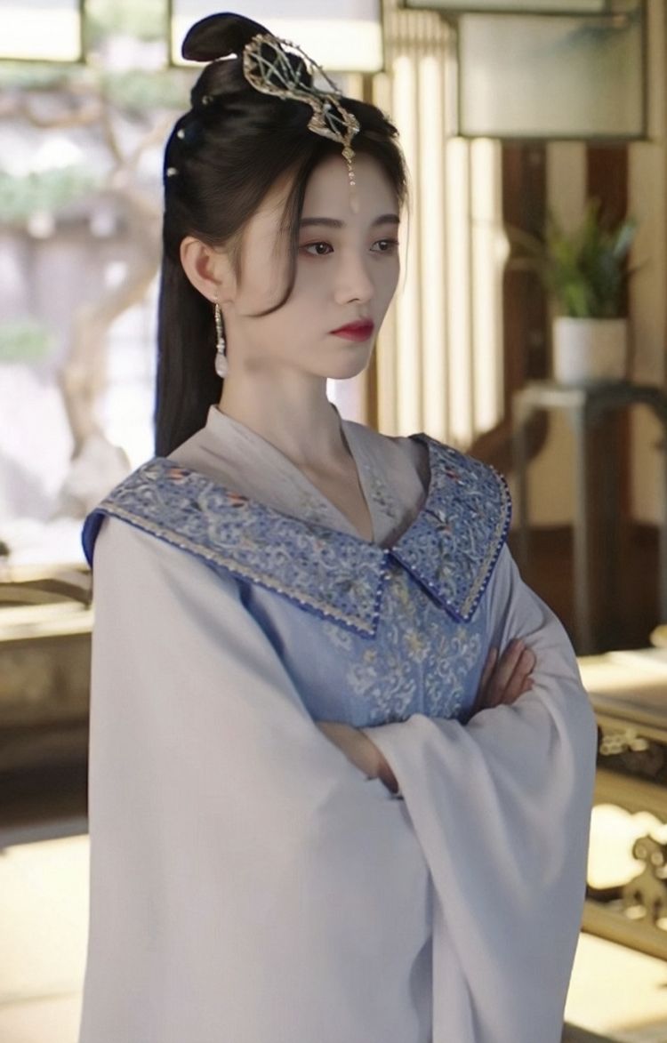 The Enchanting World of Glass-like Splendor:The斗罗大陆s Glassy Hanfu Fashion