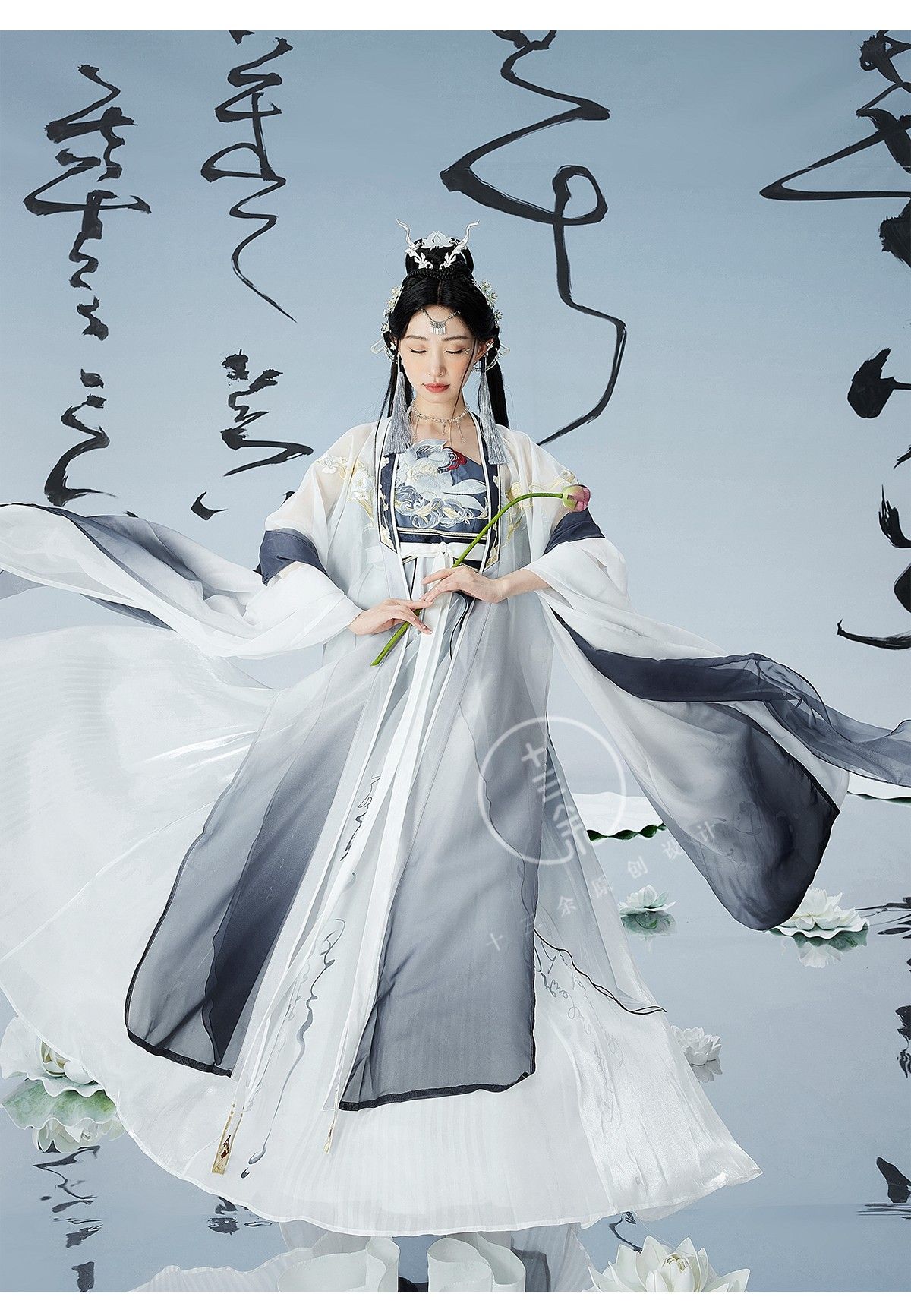 The Elegance of Traditional Chinese Clothing:Women in Tangzhuang and Hanfu The Elegance of Traditional Chinese Clothing:Women in Tangzhuang and Hanfu