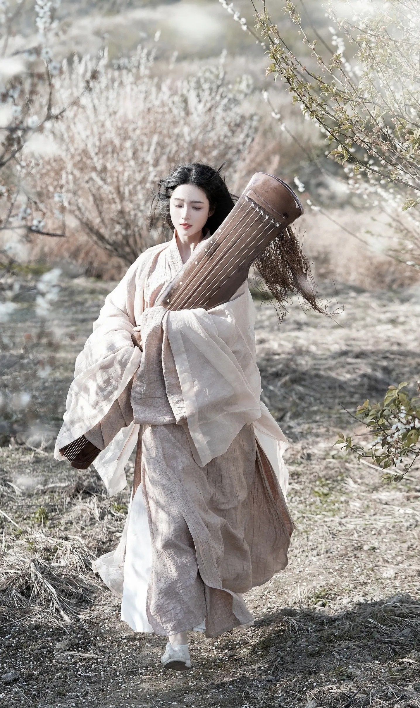 Elegant Qipao:Embodying the Noble and Grand Charm of Chinese Heritage Elegant Qipao:Embodying the Noble and Grand Charm of Chinese Heritage