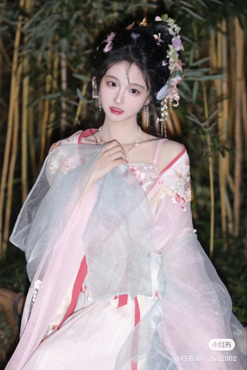 Encountering the Divine Deer in a Yao-Style Hanfu Bag Encountering the Divine Deer in a Yao-Style Hanfu Bag