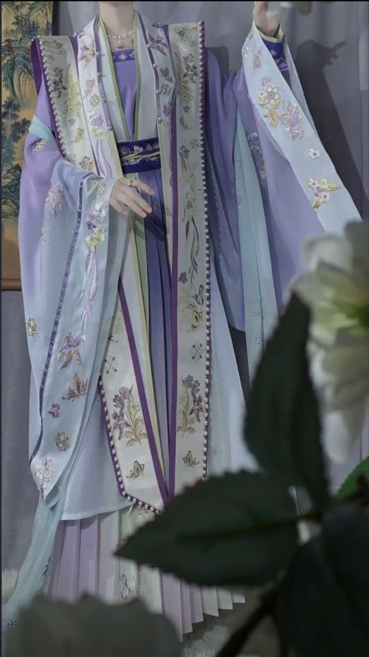 Elegance in Traditional Chinese Beauty:The Jade-Infused Cheongsam Elegance in Traditional Chinese Beauty:The Jade-Infused Cheongsam