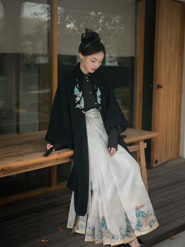 The Elegance of a Cape-Clad Cheongsam Woman The Elegance of a Cape-Clad Cheongsam Woman