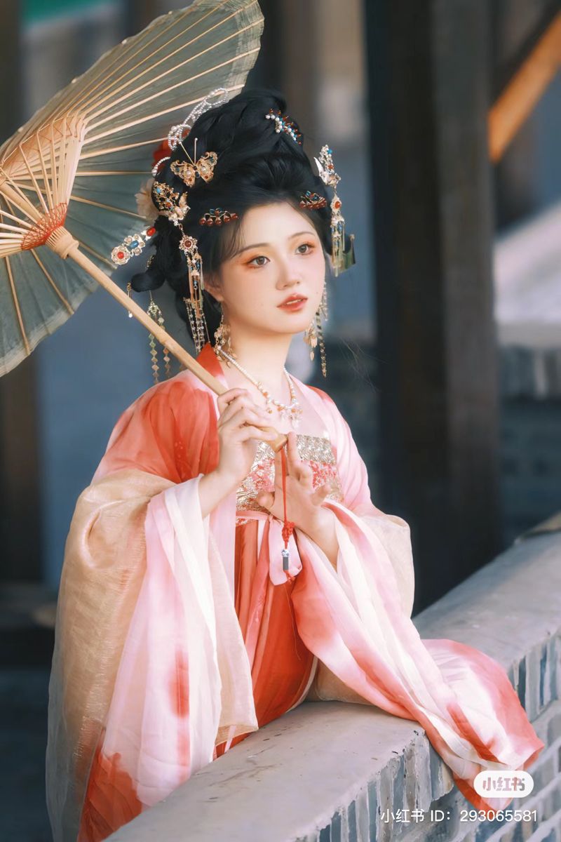 Vibrant Red Hanfu Headdress:A Glimpse into Traditional Chinese Beauty Vibrant Red Hanfu Headdress:A Glimpse into Traditional Chinese Beauty