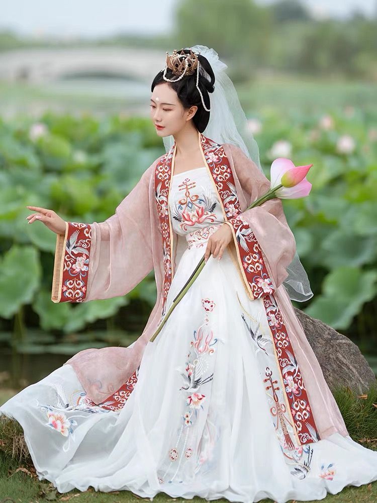 Charming Mini-Sized Women in Cheongsam with Bubble Sleeves:A Fashionable Journey Charming Mini-Sized Women in Cheongsam with Bubble Sleeves:A Fashionable Journey