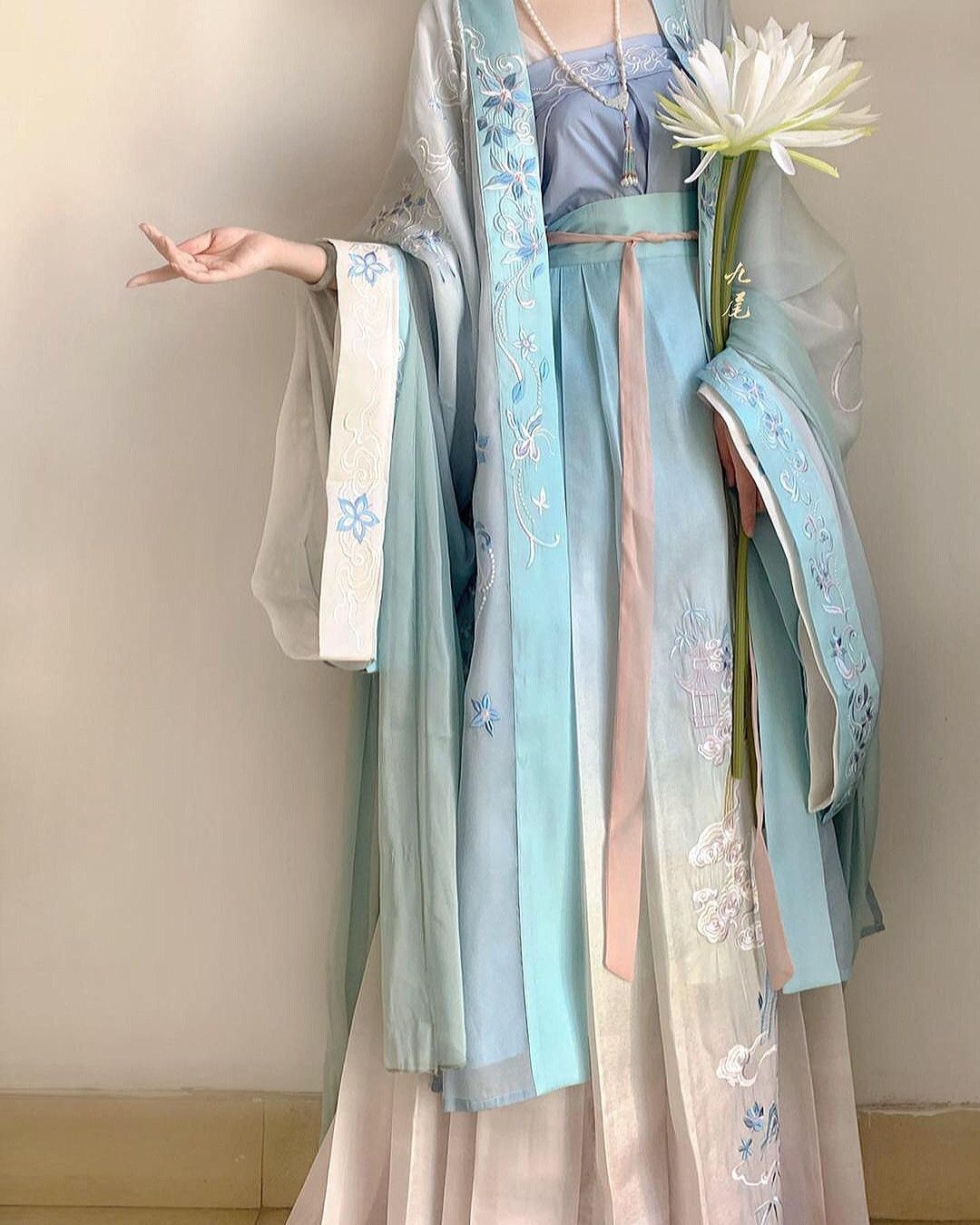 The Evolution of Pink Gradient Cheongsam:A Fashionable Journey Through Tradition The Evolution of Pink Gradient Cheongsam:A Fashionable Journey Through Tradition