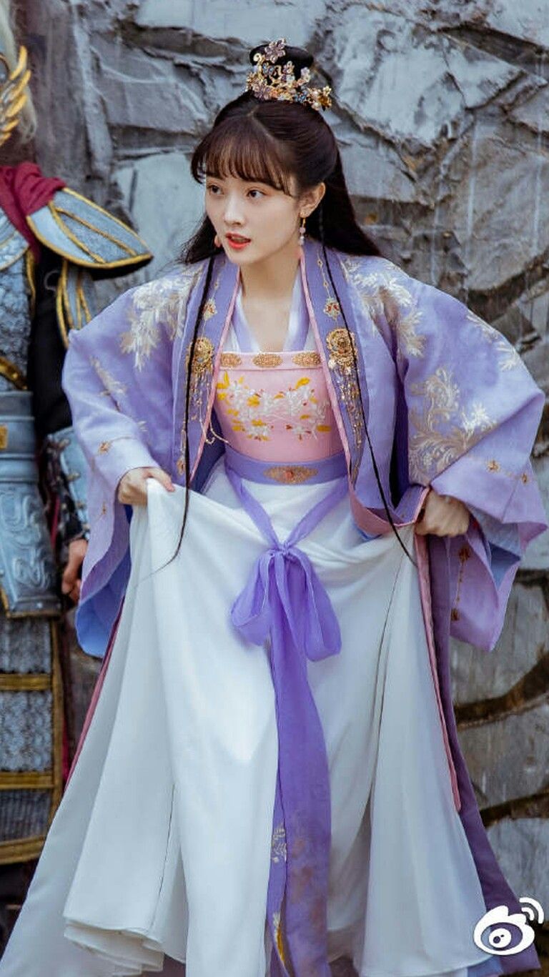 Plus-Size Beauty in Traditional Tang-Style Hanfu Fashion Plus-Size Beauty in Traditional Tang-Style Hanfu Fashion