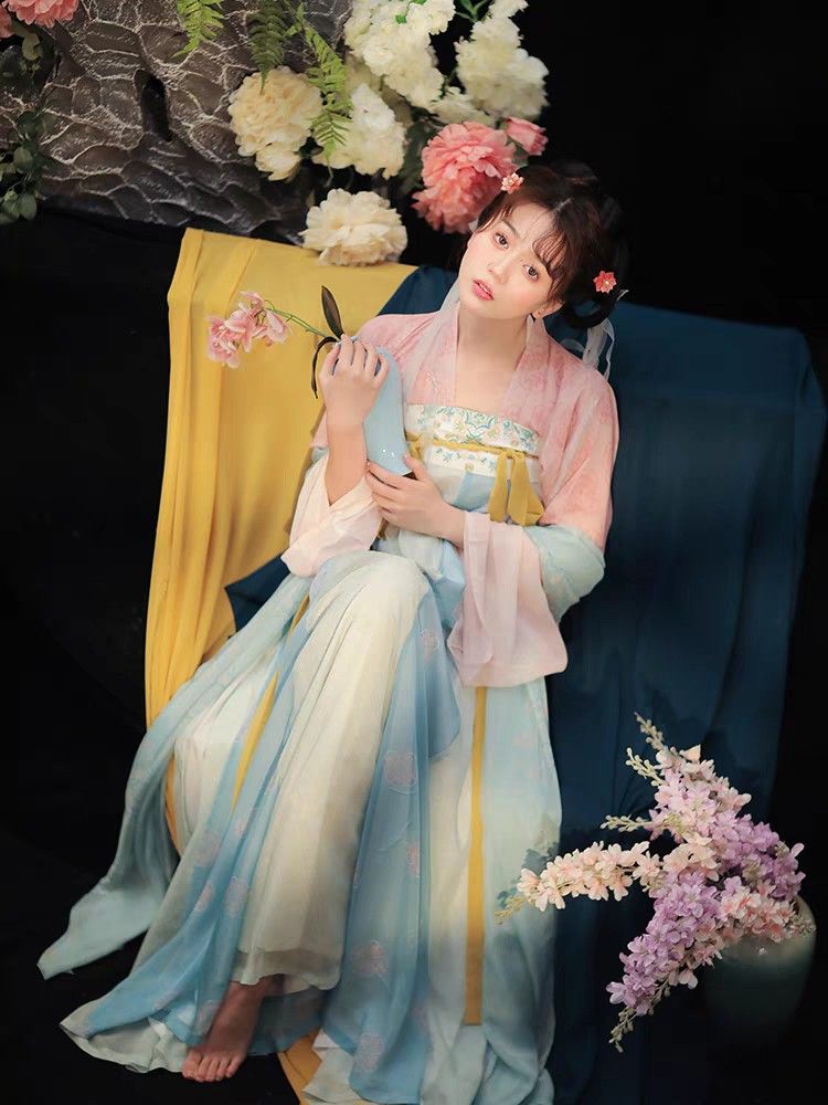 The Story of Qian Cheng Di Hanfu Shoes:Traditional Craftsmanship and Modern Evolution The Story of Qian Cheng Di Hanfu Shoes:Traditional Craftsmanship and Modern Evolution