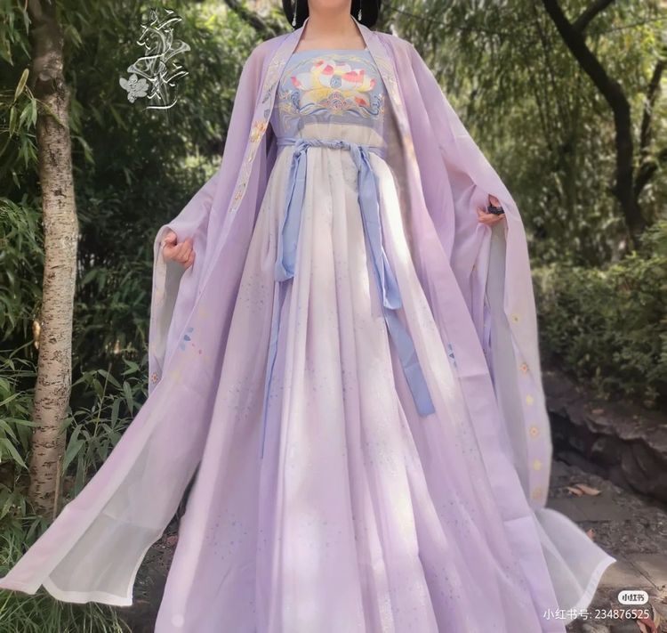 Ethereal Elegance of Hanfu Long-Sleeve Robes Ethereal Elegance of Hanfu Long-Sleeve Robes
