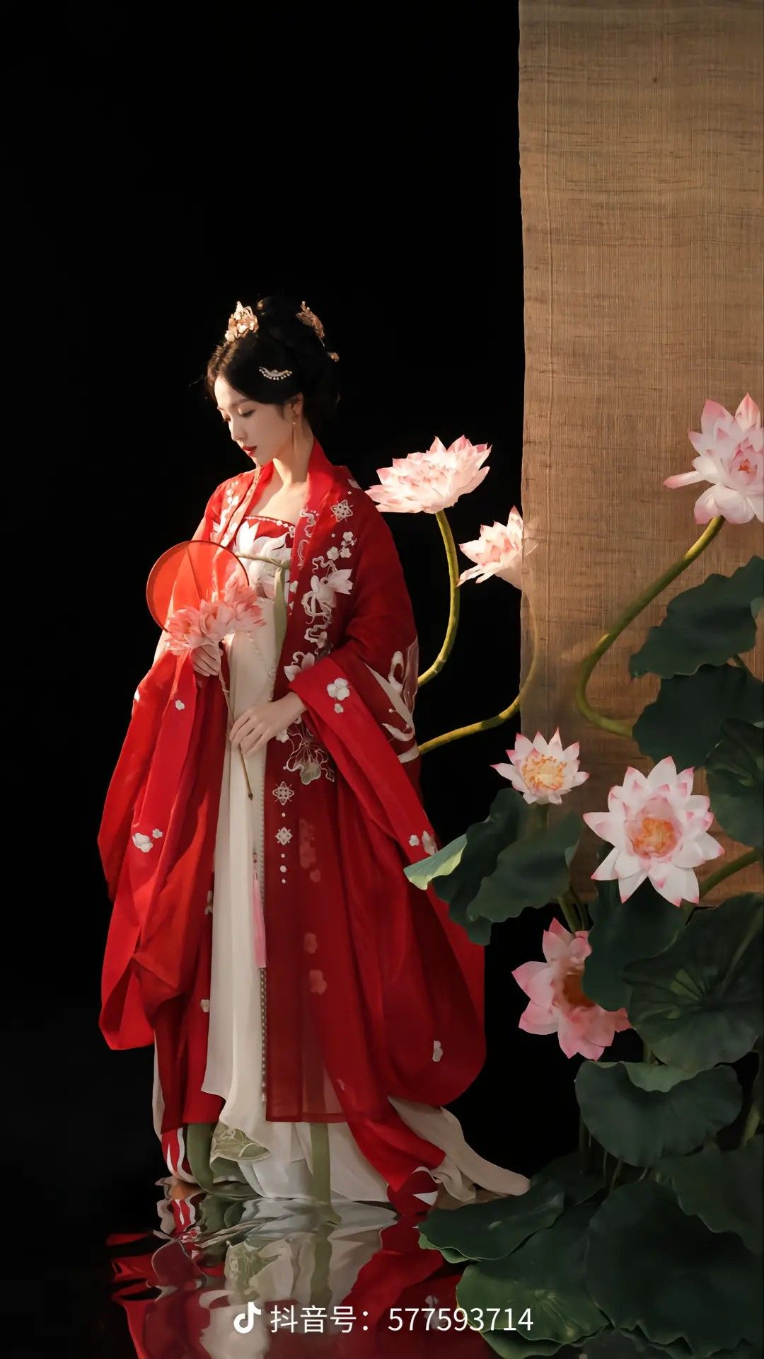 The Equestrian Elegance of the Horseface Skirt in Stage Costume