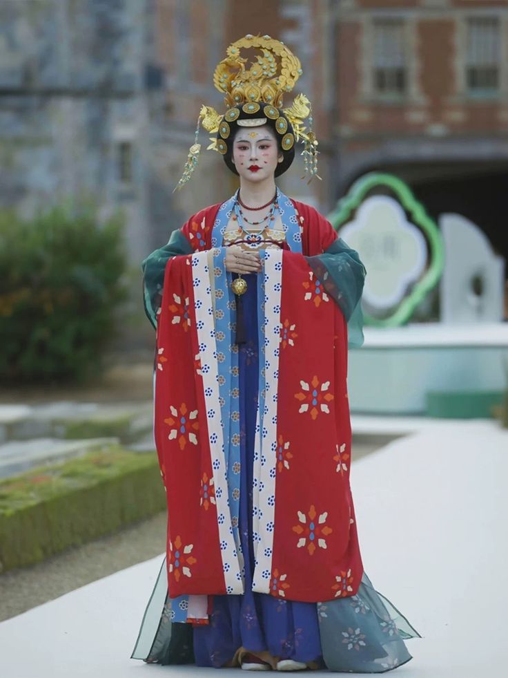 The Elegance of Hanfu:A Close Examination of the Single-Piece Upper Robe