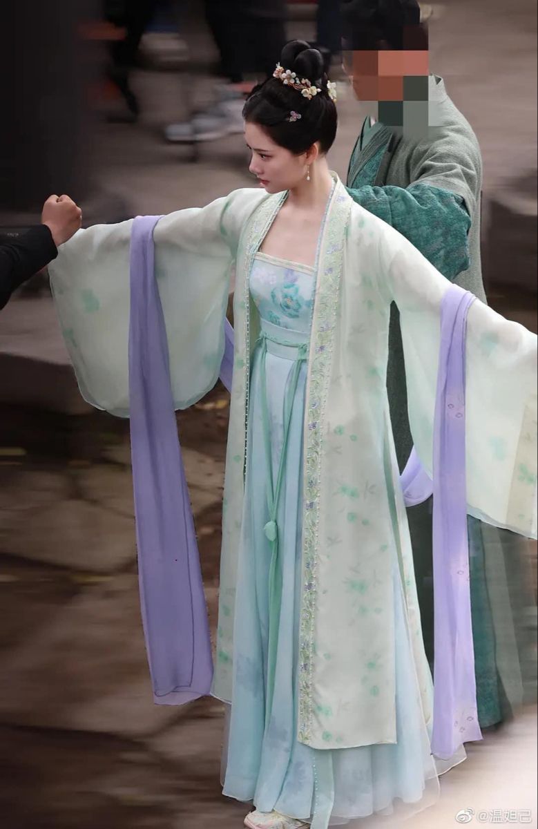 Barbie in Traditional Chinese Hanfu Costumes:A Blend of Modernity and Antiquity Barbie in Traditional Chinese Hanfu Costumes:A Blend of Modernity and Antiquity
