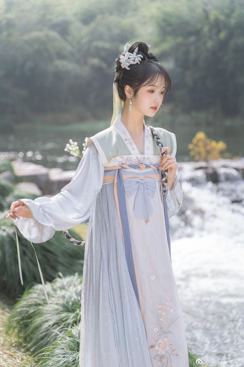 Summer Dance in the Splendor of Cheongsam Summer Dance in the Splendor of Cheongsam