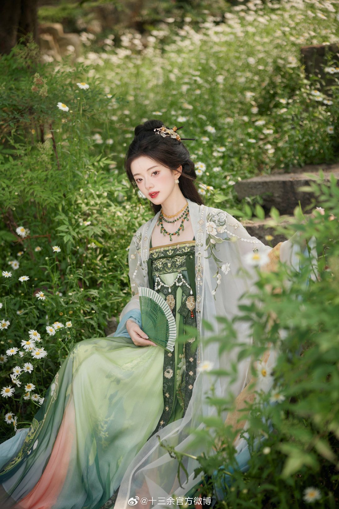 Stage Performance of Cheongsam:A Blend of Tradition and Modernity Stage Performance of Cheongsam:A Blend of Tradition and Modernity