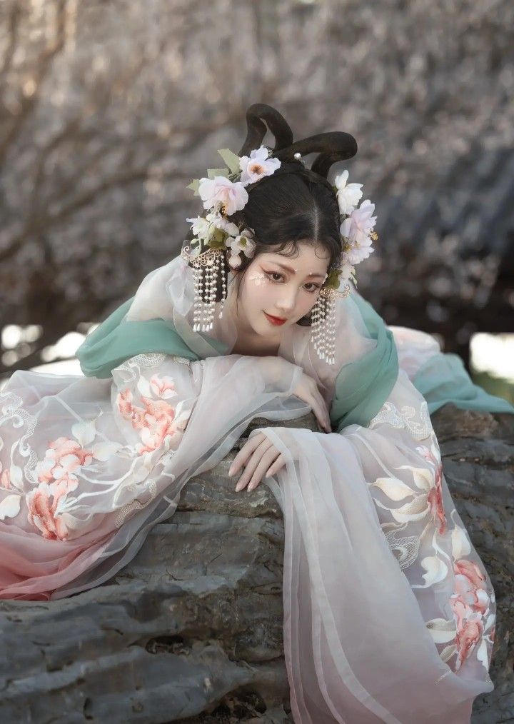 Ethereal and Dominant Qiyao Hanfu Fashion for Women Ethereal and Dominant Qiyao Hanfu Fashion for Women