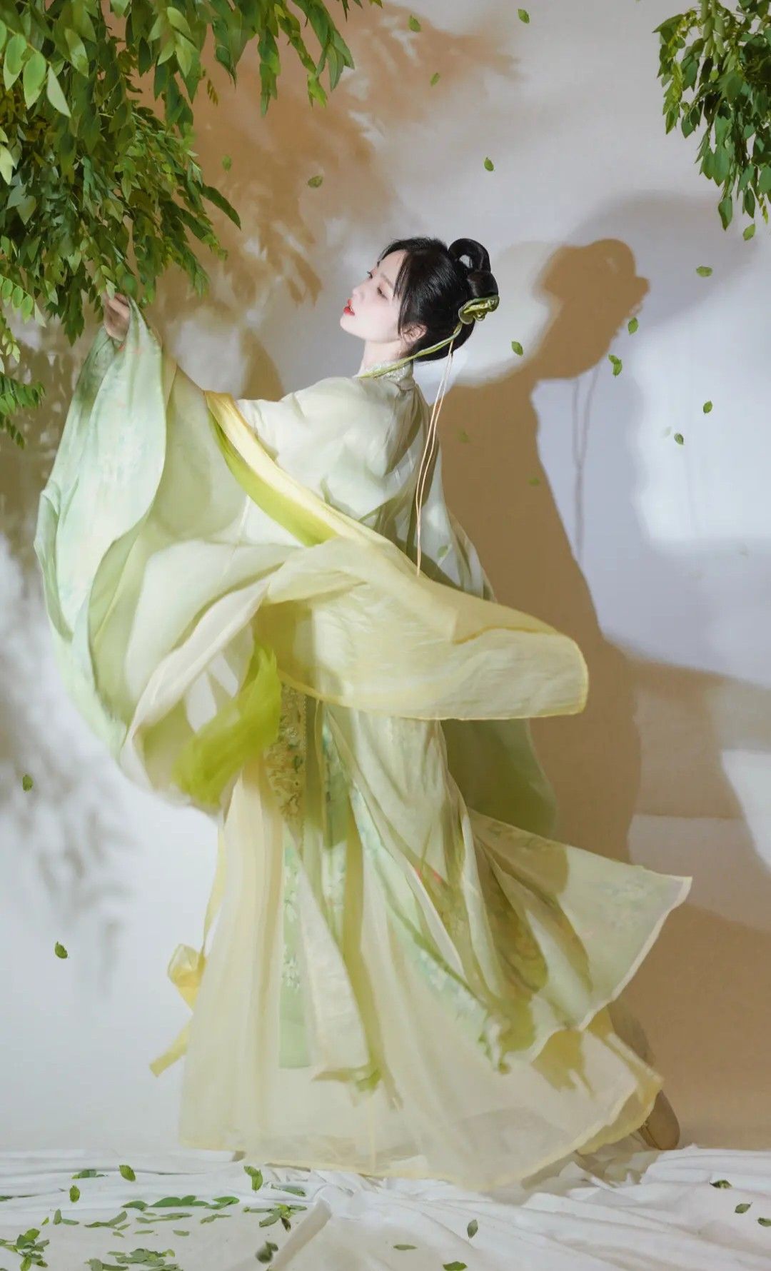 The Allure of Huang Shengyis Qipao Style:A Closer Look The Allure of Huang Shengyis Qipao Style:A Closer Look