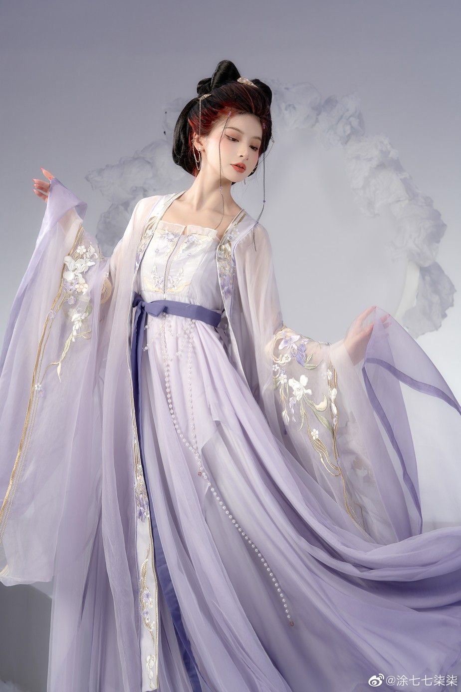 Hangzhou Silk Cheongsam:Embracing the Retro Vogue Hangzhou Silk Cheongsam:Embracing the Retro Vogue