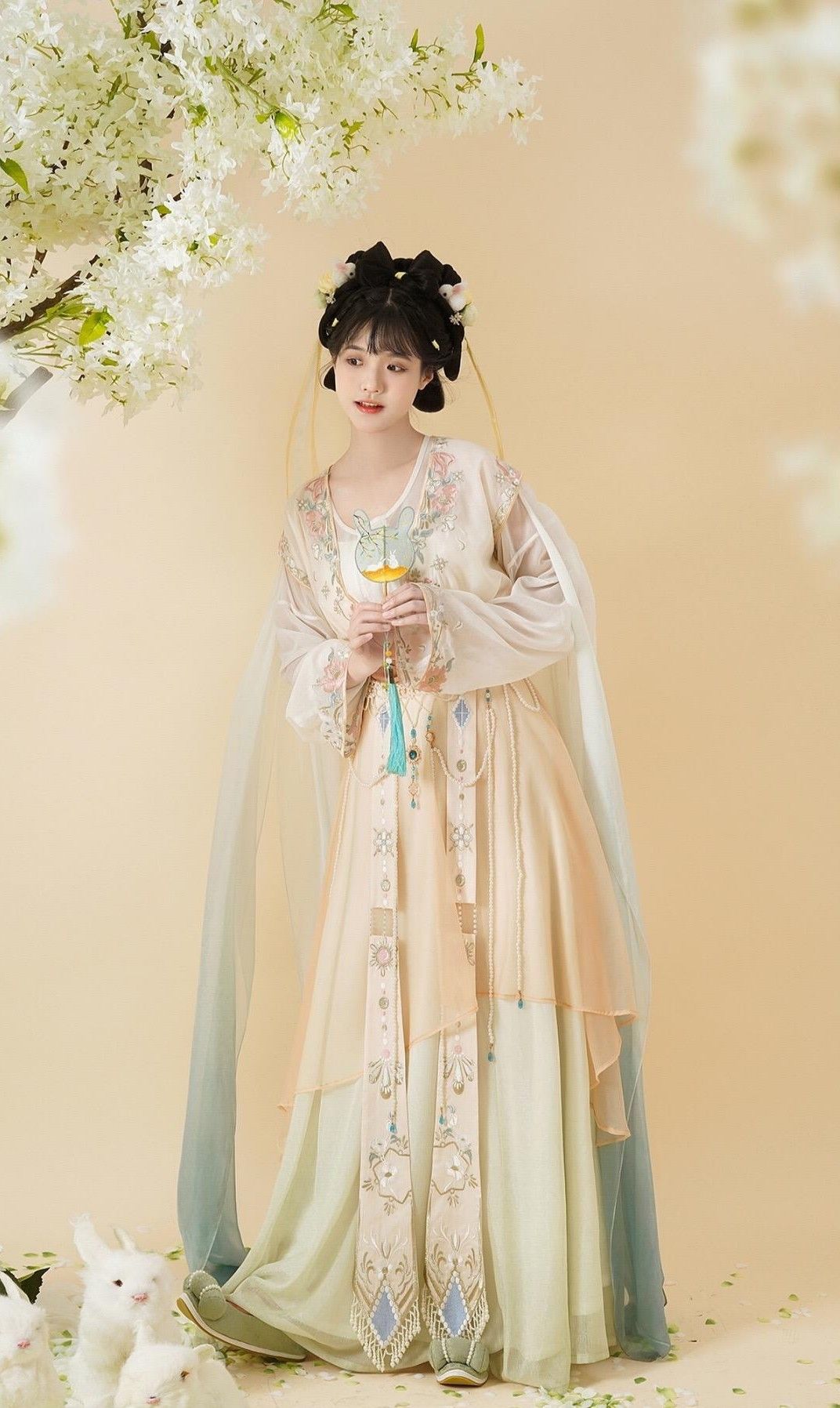 The Elegant Combination of Horseface Skirt with Cloud-Inspired Shawl