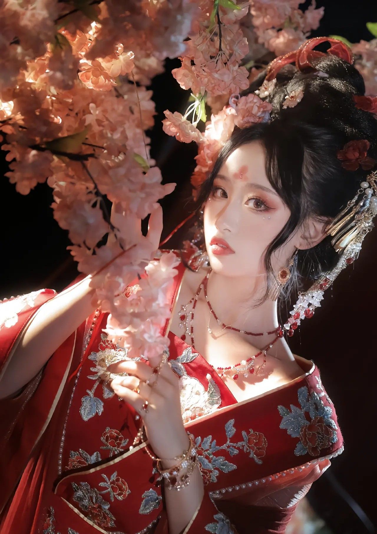 Ethereal Beauty of Women in Traditional Chinese Hanfu Fashion Ethereal Beauty of Women in Traditional Chinese Hanfu Fashion