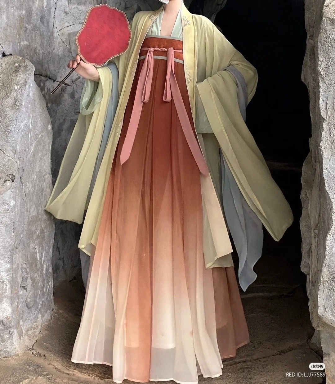 Cloud-Inspired Hanfu:The Evolution of Traditional Chinese Fashion Cloud-Inspired Hanfu:The Evolution of Traditional Chinese Fashion