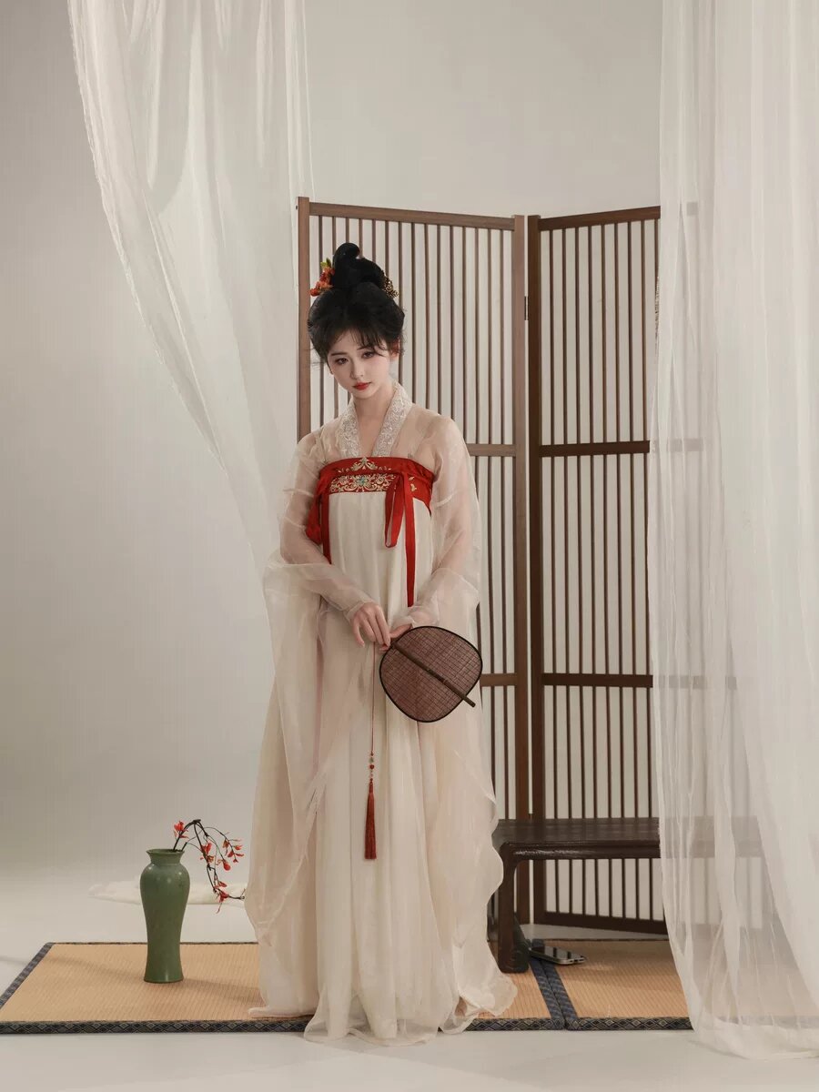 Embracing Modernity in Red:The Evolution of Chinese Cheongsam Fashion