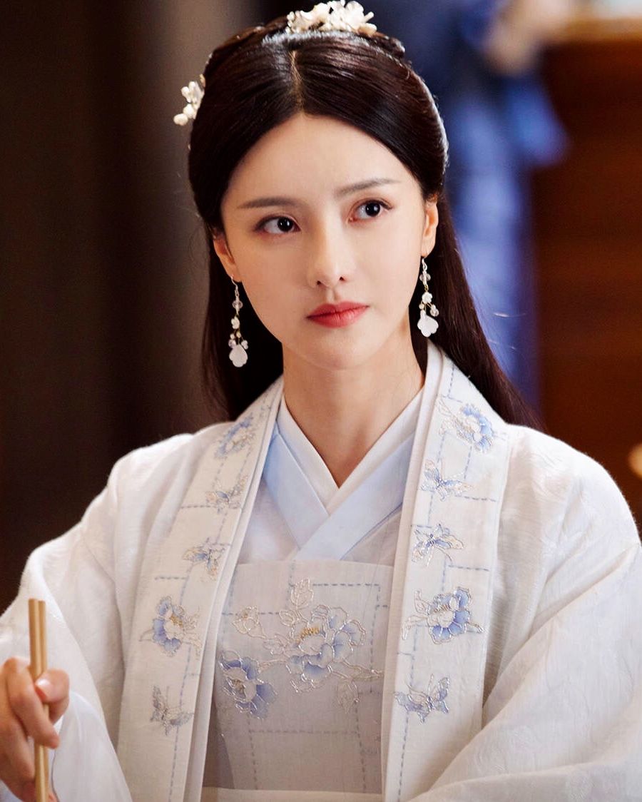 Little Girls in Traditional Hanfu T-shirts:A Glimpse into the World of Chinese Cultural Fashion Little Girls in Traditional Hanfu T-shirts:A Glimpse into the World of Chinese Cultural Fashion