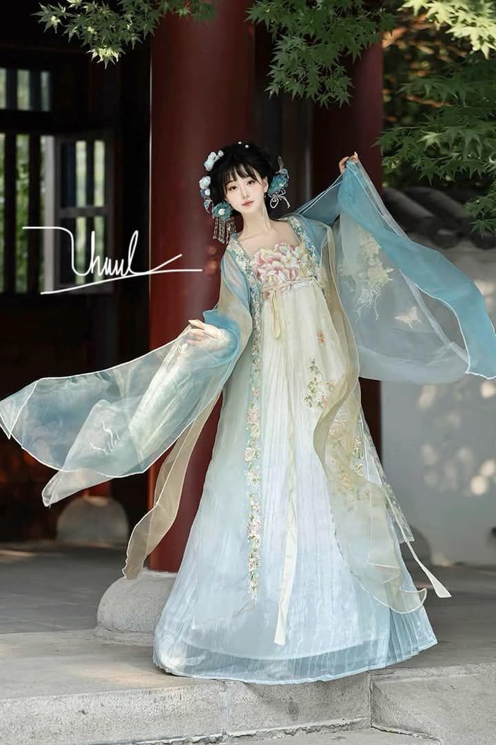 The Role of the Inner Layer in a Halter-Style Hanfu Costume The Role of the Inner Layer in a Halter-Style Hanfu Costume