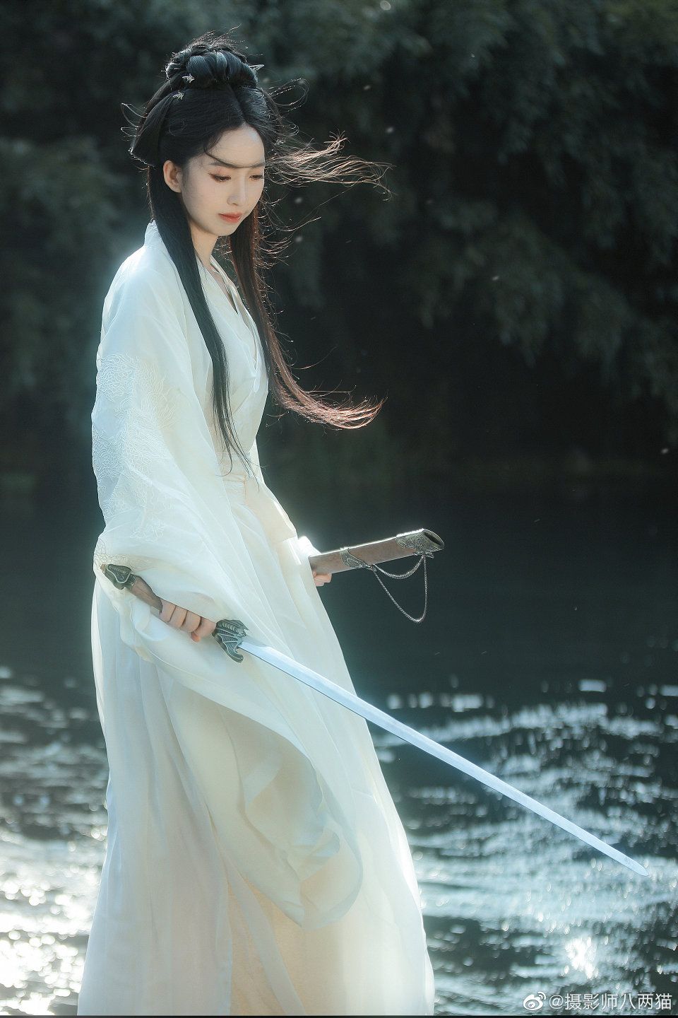 The Splendor of Traditional Hanfu Costumes in Modern Prosperity