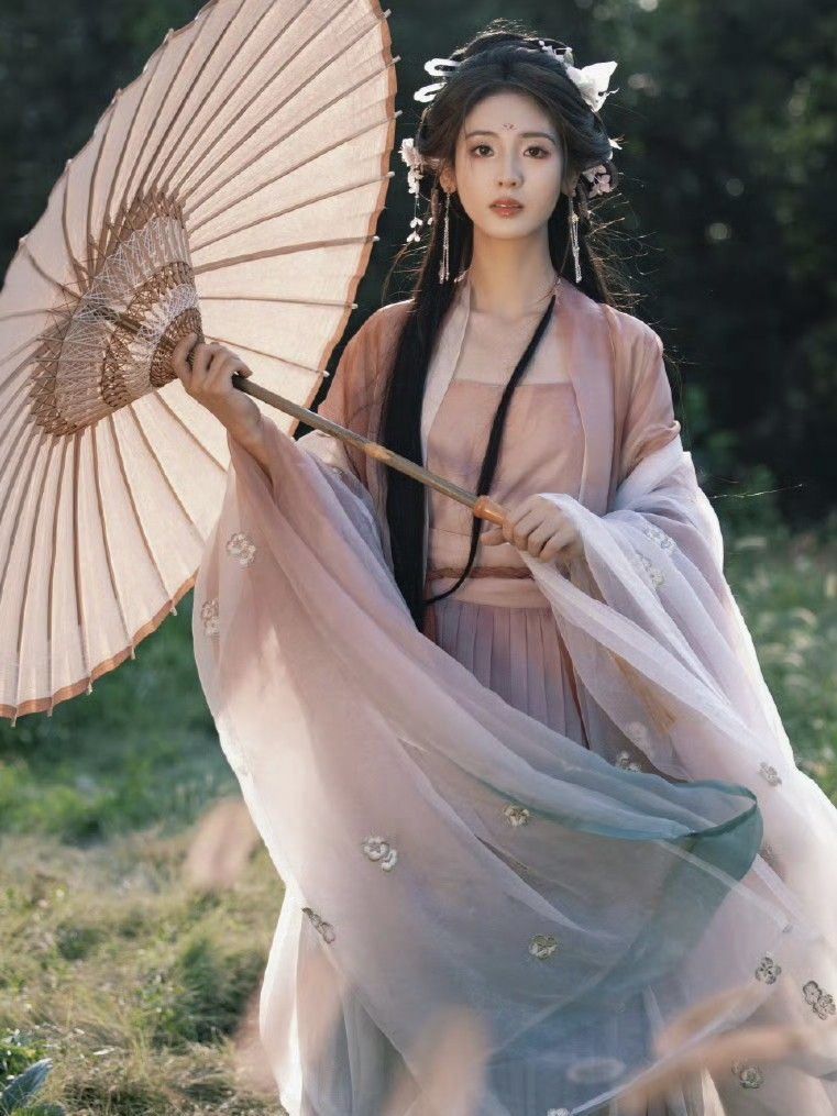 The 100cm-Long Journey of a Hanfu Girl The 100cm-Long Journey of a Hanfu Girl