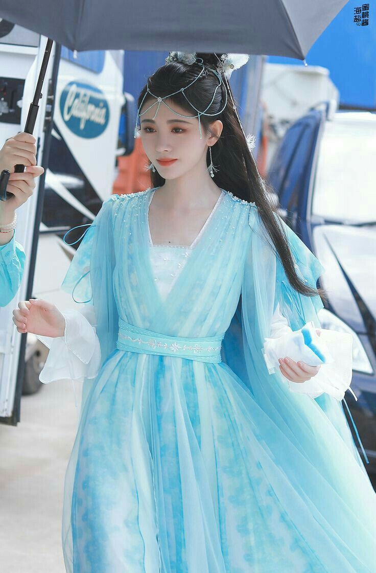 Neo-Chinese Styled Qipao as a Toast-Wearing for Modern Elegance Neo-Chinese Styled Qipao as a Toast-Wearing for Modern Elegance