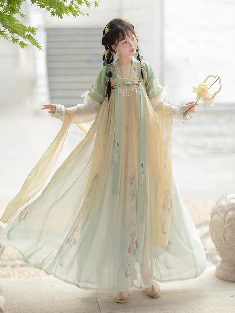 Plump Elegance:Winter Wedding Gowns with Modern Chinese Style Skirt with Horseface Pattern