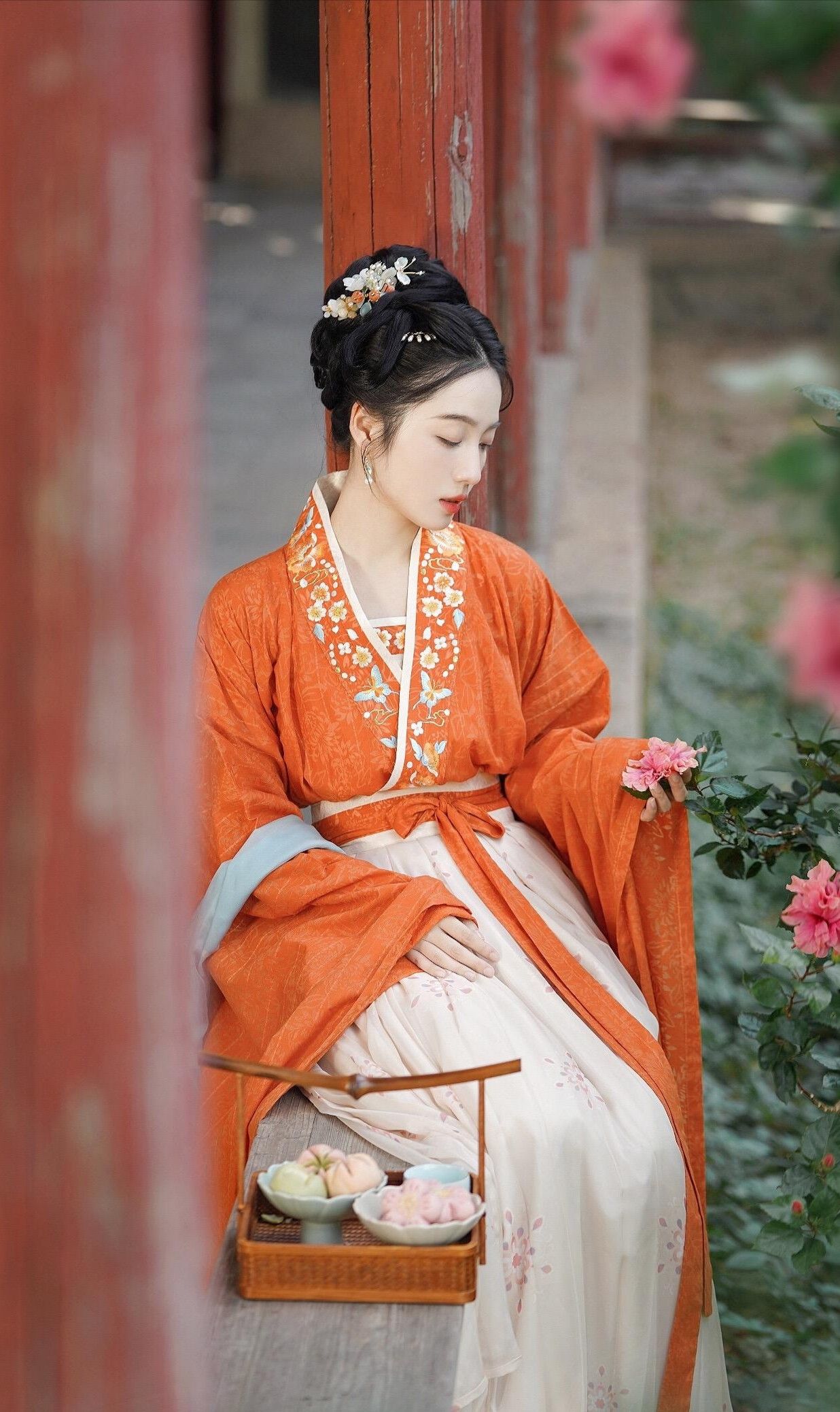 Mini-Sized Elegance:The Rise of New Chinese-Style Cheongsam with Long Sleeves Mini-Sized Elegance:The Rise of New Chinese-Style Cheongsam with Long Sleeves