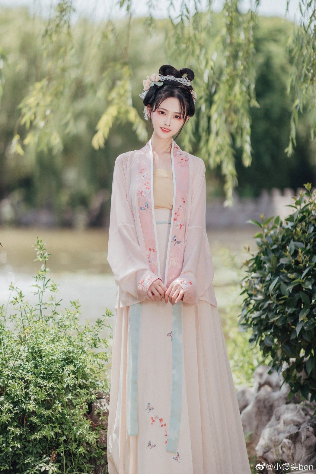 A Summer Enchantment:The Tang-Style Dress of the Little Girl A Summer Enchantment:The Tang-Style Dress of the Little Girl