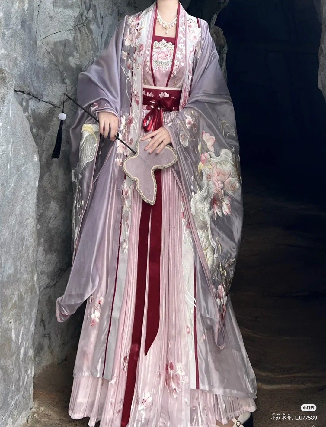 The Charm of Qipao:The Allure of a Forty-Something Woman in a Cheongsam Skirt The Charm of Qipao:The Allure of a Forty-Something Woman in a Cheongsam Skirt