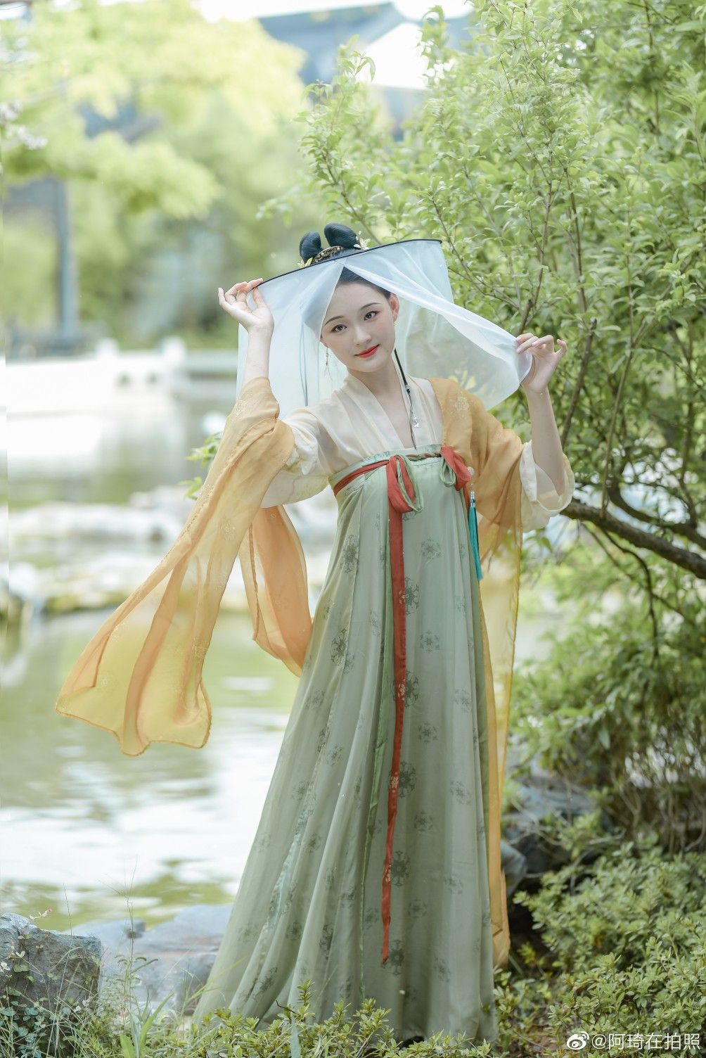 The Cultural Revival of Hanfu Costumes and the Art of the Bamboo Flute Accessories The Cultural Revival of Hanfu Costumes and the Art of the Bamboo Flute Accessories