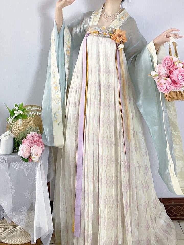 The Charm of Cheongsam,Shawl,and Capelet:A Blend of Traditional Elegance and Modern Fashion