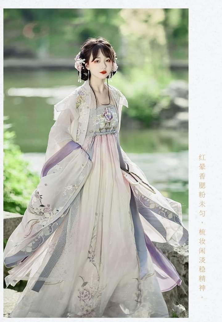 Embracing the New Chinese Elegance:The Art of Reimagining Qipao in Modern Times Embracing the New Chinese Elegance:The Art of Reimagining Qipao in Modern Times