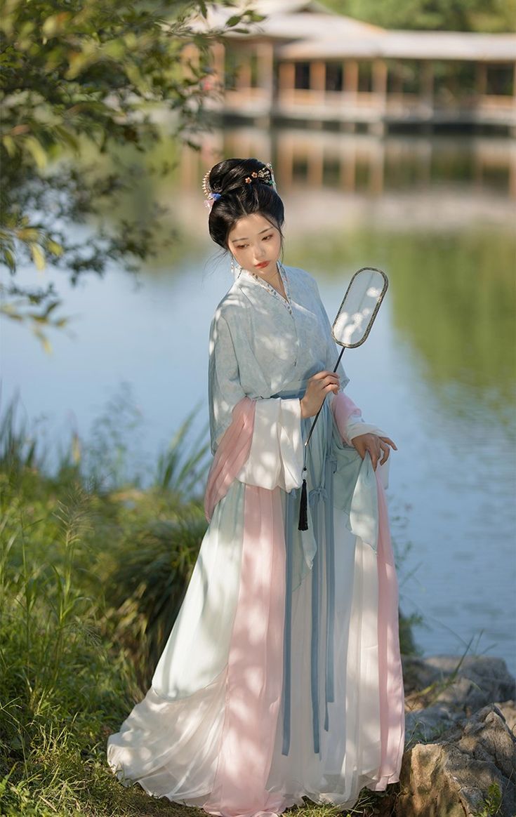 Elegant Girls Hanfu Accessories:The Allure of Traditional Chinese Fan Elegant Girls Hanfu Accessories:The Allure of Traditional Chinese Fan
