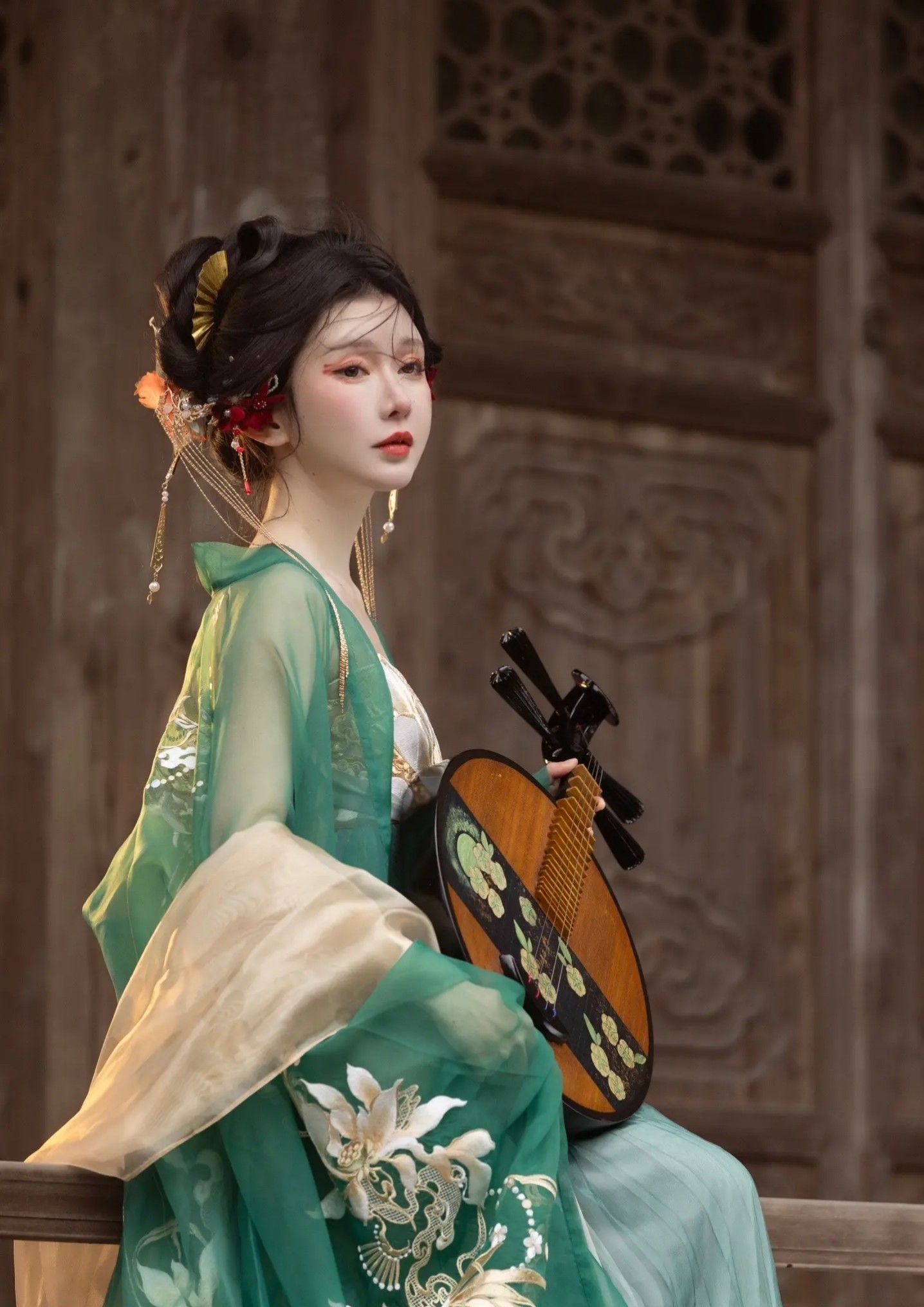 Embracing the Hourglass Shape:The Rise of Plus-Size Cheongsam with Bold Waist-to-Hip Ratio Embracing the Hourglass Shape:The Rise of Plus-Size Cheongsam with Bold Waist-to-Hip Ratio