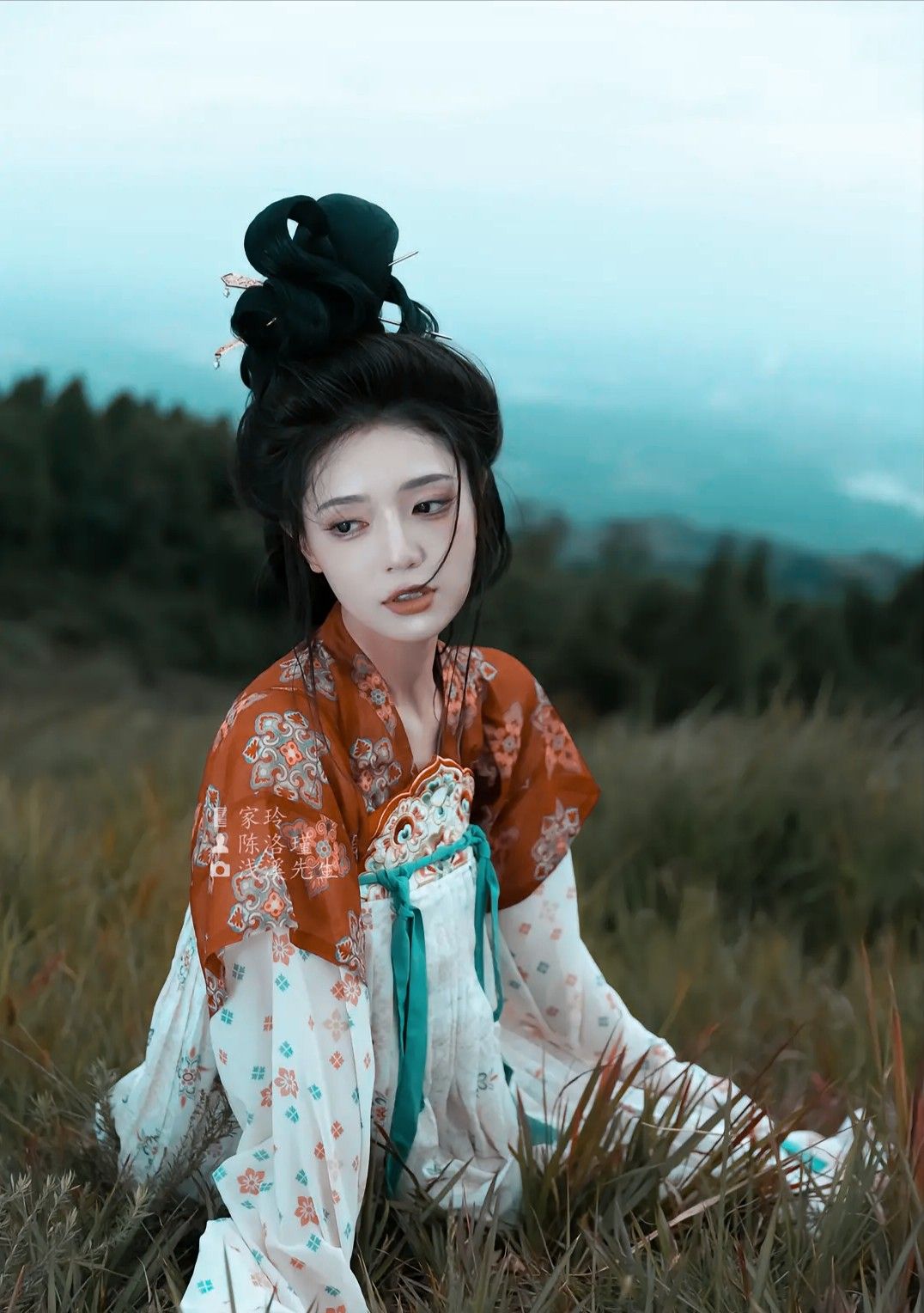 Autumn and Winter Blue Cheongsam with Shawl:A Classic Elegance Autumn and Winter Blue Cheongsam with Shawl:A Classic Elegance