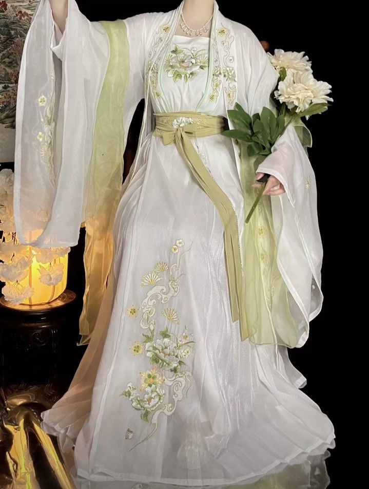 Reinventing Traditional Elegance:Fashion Qipao in 2021 Reinventing Traditional Elegance:Fashion Qipao in 2021