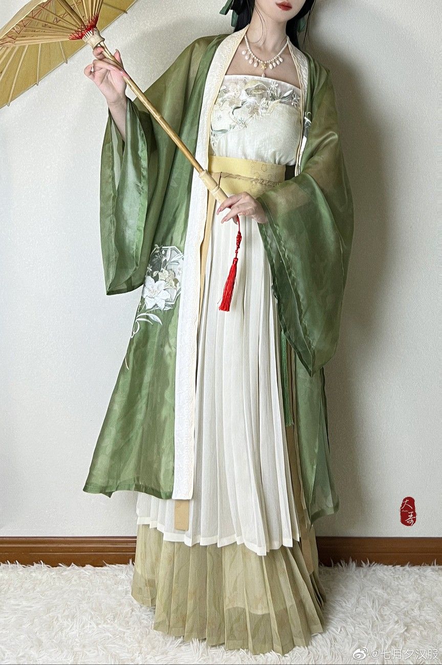 Encountering the Plus-Size Cheongsam:Embracing Diversity in Traditional Beauty Encountering the Plus-Size Cheongsam:Embracing Diversity in Traditional Beauty